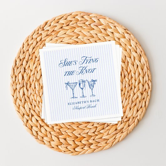 Ze bindt de knoop aan een elegante hand getekend servet