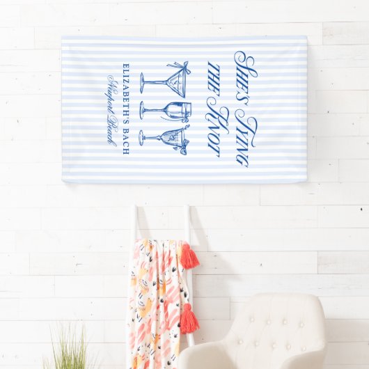 Ze bindt de knoop aan een elegante hand getekend spandoek (Insitu)