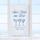 Ze bindt de knoop aan een elegante hand getekend spandoek<br><div class="desc">Dit elegante 'She's Tying the Knot'-ontwerp is perfect voor een strand- of kustvrijgezellenfeest. Het ontwerp heeft een prachtig thema aan zee, met een stijlvol lettertype en een verfijnde lay-out die zeker indruk zal maken op uw gasten. Op de achterkant van de uitnodiging vindt u alle weekenddetails voor het vrijgezellenfeest, waardoor...</div>