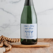 Ze bindt de knoop aan een elegante hand getekend sparkling wijnetiket