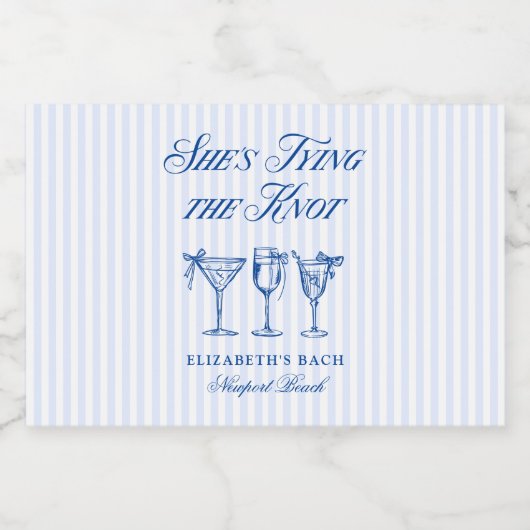 Ze bindt de knoop aan een elegante hand getekend sparkling wijnetiket (Enkel label)