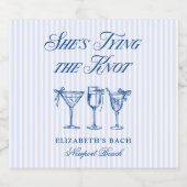 Ze bindt de knoop aan een elegante hand getekend sparkling wijnetiket (Enkel label)