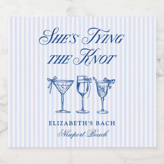 Ze bindt de knoop aan een elegante hand getekend sparkling wijnetiket (Enkel label)