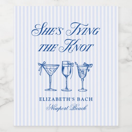 Ze bindt de knoop aan een elegante hand getekend wijn etiket (Enkel label)