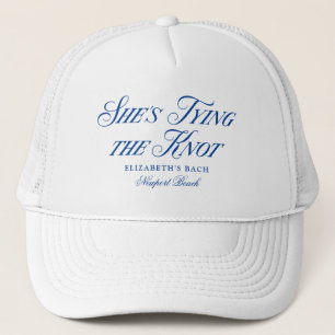 Ze bindt de knoop aan elegante handgetekende bogen trucker pet