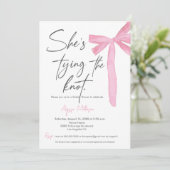 Ze bindt de knoop aan Script Pink Bow Vrijgezellen Kaart (Staand voorkant)