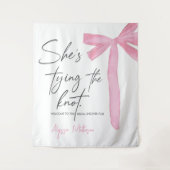 Ze bindt de knoop aan Script Pink Bow Vrijgezellen Wandkleed (Voorkant)