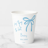 Ze bindt de knoop blauw lintboog bedrukt papieren bekers (Achterkant)