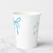 Ze bindt de knoop blauw lintboog bedrukt papieren bekers (Rechts)