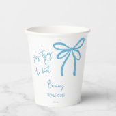 Ze bindt de knoop blauw lintboog bedrukt papieren bekers (Voorkant)