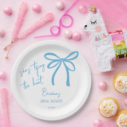 Ze bindt de knoop blauw lintboog bedrukt papieren bordje (Feest)