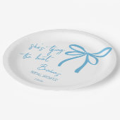 Ze bindt de knoop blauw lintboog bedrukt papieren bordje (Gekanteld)