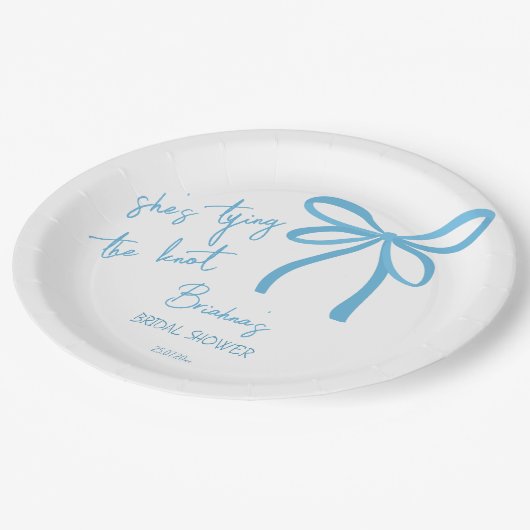 Ze bindt de knoop blauw lintboog bedrukt papieren bordje (Gekanteld)