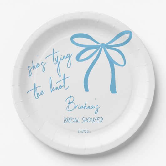 Ze bindt de knoop blauw lintboog bedrukt papieren bordje (Voorkant)