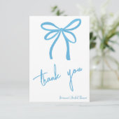 Ze bindt de knoop blauwe lintboog vast bedankkaart (Staand voorkant)