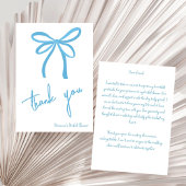 Ze bindt de knoop blauwe lintboog vast bedankkaart