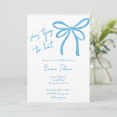 Ze bindt de knoop blauwe lintboog vast kaart (Staand voorkant)