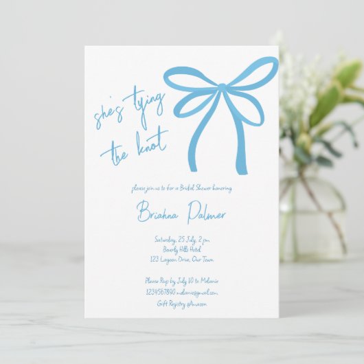 Ze bindt de knoop blauwe lintboog vast kaart (Staand voorkant)