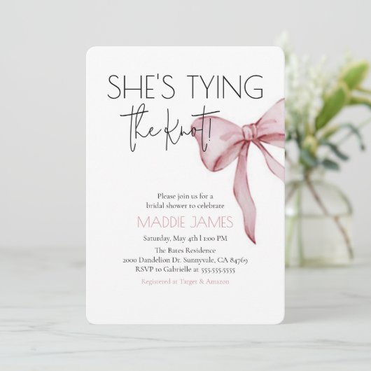Ze bindt de knoop bruids douche uitnodiging (Staand voorkant)