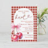 Ze bindt de knoop Cherry Gingham Shower Bow Kaart (Staand voorkant)