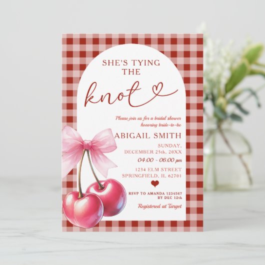 Ze bindt de knoop Cherry Gingham Shower Bow Kaart (Staand voorkant)