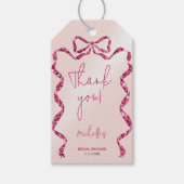 Ze bindt de knoop chique roze strik dank je cadeaulabel (Voorkant)