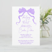 Ze bindt de knoop paarse lintboog vast kaart (Staand voorkant)