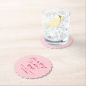 Ze bindt de knoop retro golvend roze rood kartonnen onderzetters (Insitu)