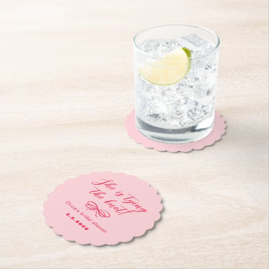 Ze bindt de knoop retro golvend roze rood kartonnen onderzetters (Insitu)