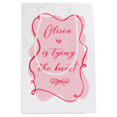 Ze bindt de knoop retro roze en rode bruid vast medium cadeauzakje (Voorkant)