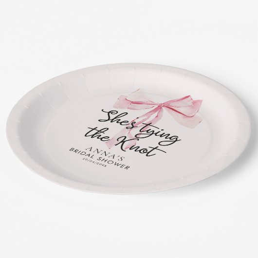 Ze bindt de knoop roze lint Vrijgezellenfeest Papieren Bordje (Gekanteld)