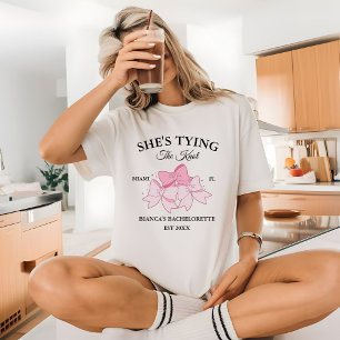 Ze bindt de knoop roze strik Bachelorette feest T-shirt