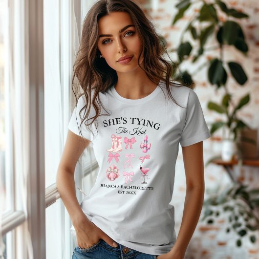 Ze bindt de knoop roze strik Bachelorette party C T-shirt