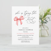 Ze bindt de knoop roze strik Vrijgezellenfeest Kaart (Staand voorkant)