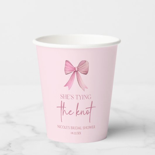 Ze bindt de knoop roze strik Vrijgezellenfeest Papieren Bekers (Voorkant)