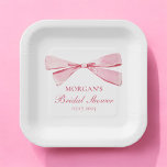 Ze bindt de knoop roze strik Vrijgezellenfeest Papieren Bordje<br><div class="desc">Vier de bruid-to-be met onze "She's Tying The Knot" Pink Vrijgezellenfeest Paper Borden. Deze borden hebben een prachtige, roze achtergrond met een elegant script en een charmant boogontwerp en geven een verfijnd tintje aan uw vrijgezellenfeesten decor. Gemaakt van hoogwaardig, duurzaam papier, ze zijn perfect voor het serveren van appetizers, desserts...</div>
