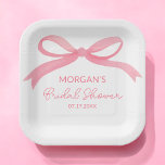Ze bindt de knoop roze strik Vrijgezellenfeest Papieren Bordje<br><div class="desc">Vier de bruid-to-be met onze "She's Tying The Knot" Pink Vrijgezellenfeest Paper Borden. Deze borden hebben een prachtige, roze achtergrond met een elegant script en een charmant boogontwerp en geven een verfijnd tintje aan uw vrijgezellenfeesten decor. Gemaakt van hoogwaardig, duurzaam papier, ze zijn perfect voor het serveren van appetizers, desserts...</div>