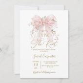 Ze bindt de knoop strik bruids douche uitnodiging (Voorkant)