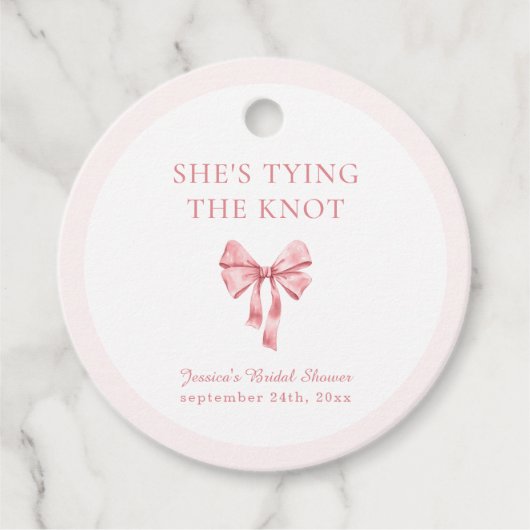 Ze bindt de knoop zacht roze coquette douche bedankjes labels (Voorkant)