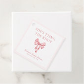 Ze bindt de knoop zacht roze coquette douche bedankjes labels (In situ)