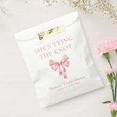 Ze bindt de knoop zacht roze coquette douche bedankzakje (Gezegeld)