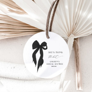 Ze bindt de knoop zwarte strik Vrijgezellenfeest Ronde Sticker