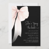 Ze bindt de Knot Black Bow Vrijgezellenfeest Kaart (Voorkant)