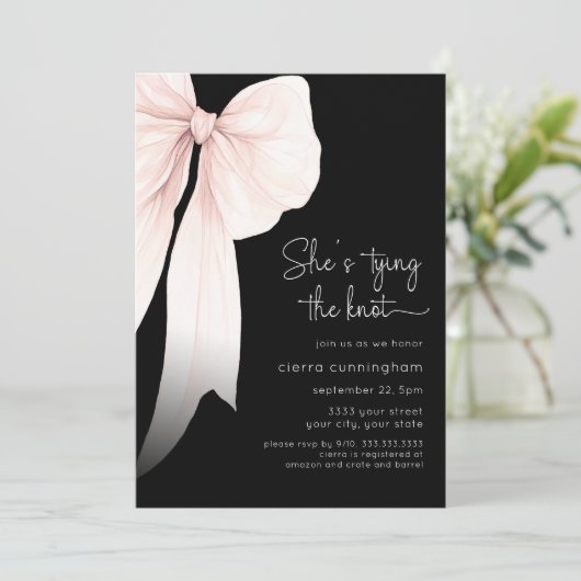 Ze bindt de Knot Black Bow Vrijgezellenfeest Kaart (Staand voorkant)