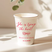 Ze bindt de met de hand getekende rode strik vast papieren bekers