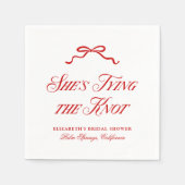 Ze bindt de rode knoop aan de elegante handgeteken servet (Voorkant)