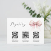 Ze bindt de uitnodiging van de knoopregistratie in (Staand voorkant)