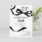 Ze bindt het knoop vrijgezellenfeest zwart-wit vas kaart (Staand voorkant)