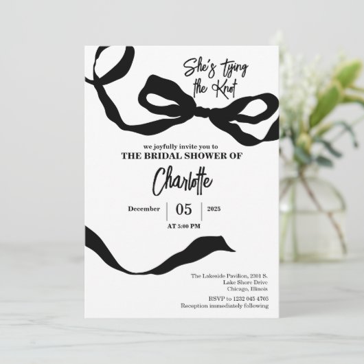 Ze bindt het knoop vrijgezellenfeest zwart-wit vas kaart (Staand voorkant)