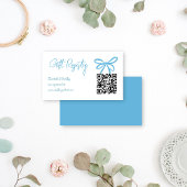 Ze bindt het knot blauw lint cadeauregister vast informatiekaartje